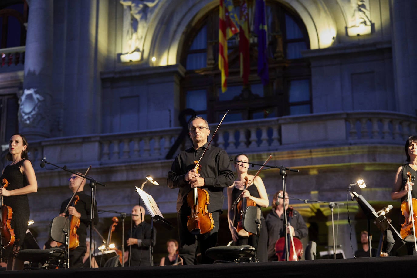 La plaza del Ayuntamiento acoge un acto de poesía, música y pólvora para recordar a los fallecidos por el coronavirus