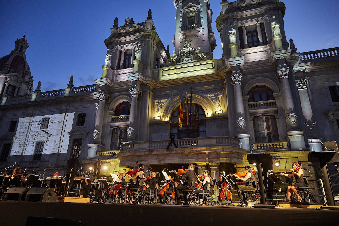 La plaza del Ayuntamiento acoge un acto de poesía, música y pólvora para recordar a los fallecidos por el coronavirus