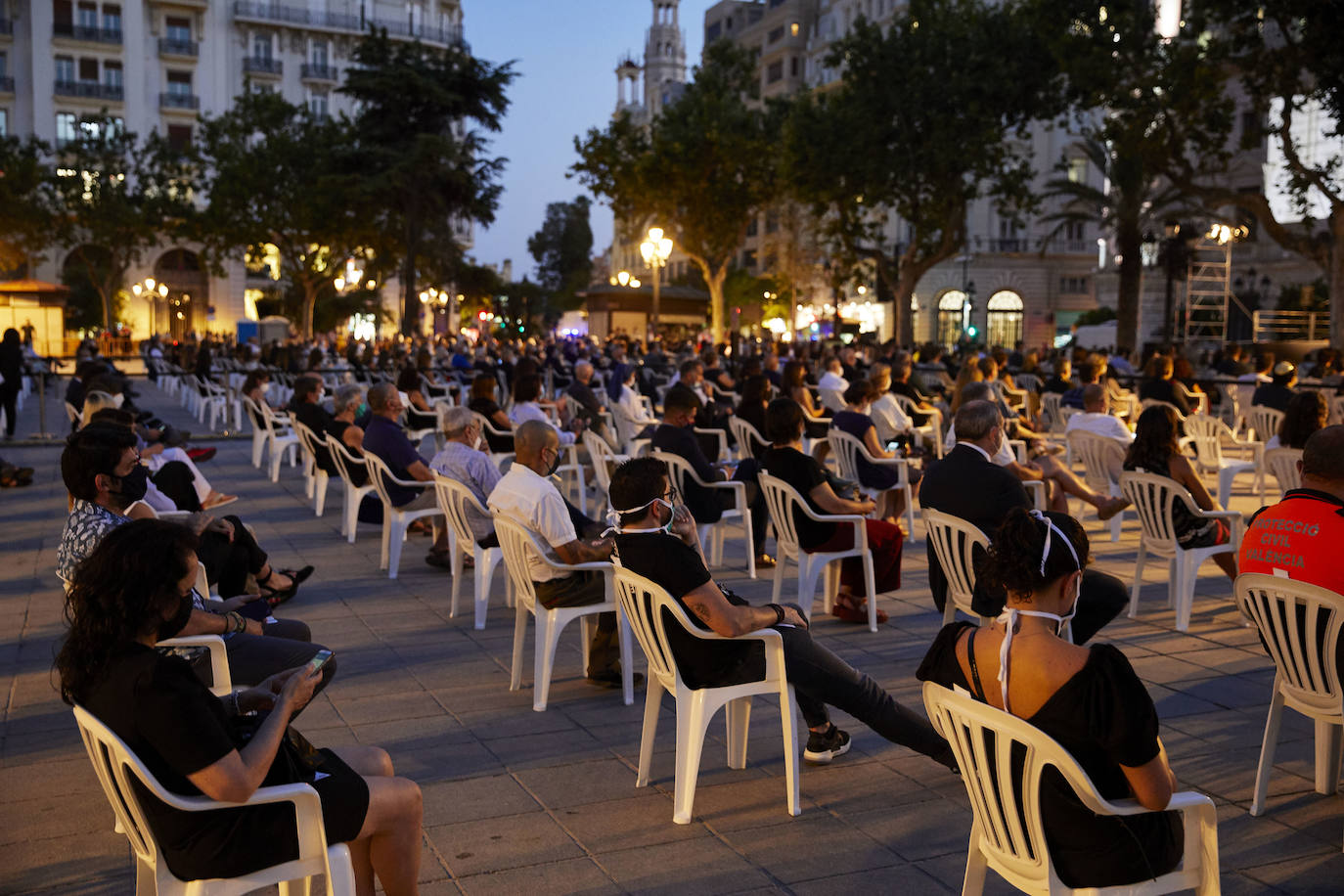 La plaza del Ayuntamiento acoge un acto de poesía, música y pólvora para recordar a los fallecidos por el coronavirus