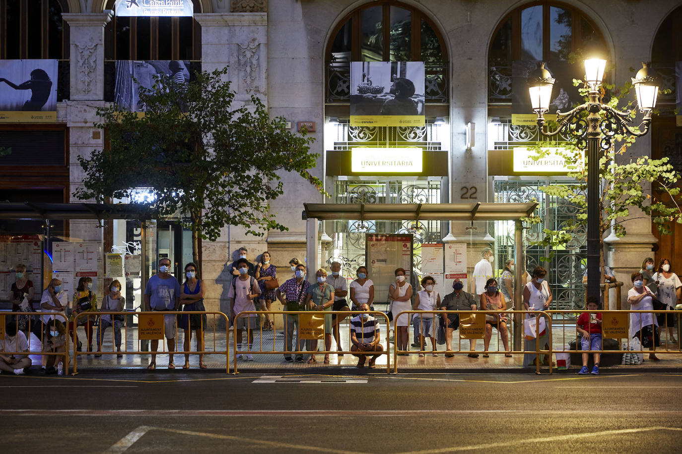 La plaza del Ayuntamiento acoge un acto de poesía, música y pólvora para recordar a los fallecidos por el coronavirus