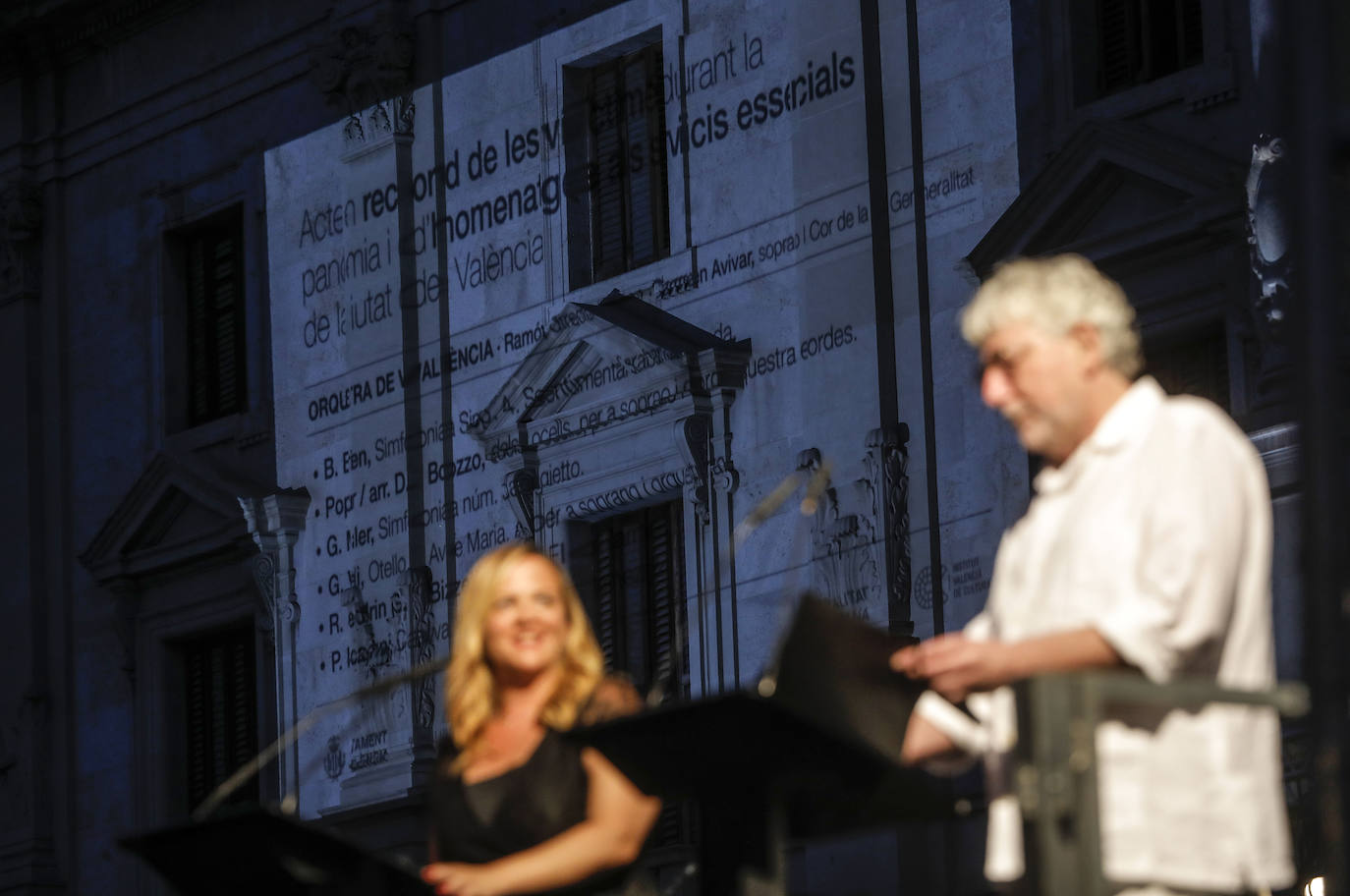 La plaza del Ayuntamiento acoge un acto de poesía, música y pólvora para recordar a los fallecidos por el coronavirus