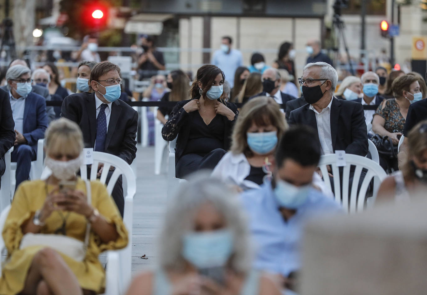 La plaza del Ayuntamiento acoge un acto de poesía, música y pólvora para recordar a los fallecidos por el coronavirus