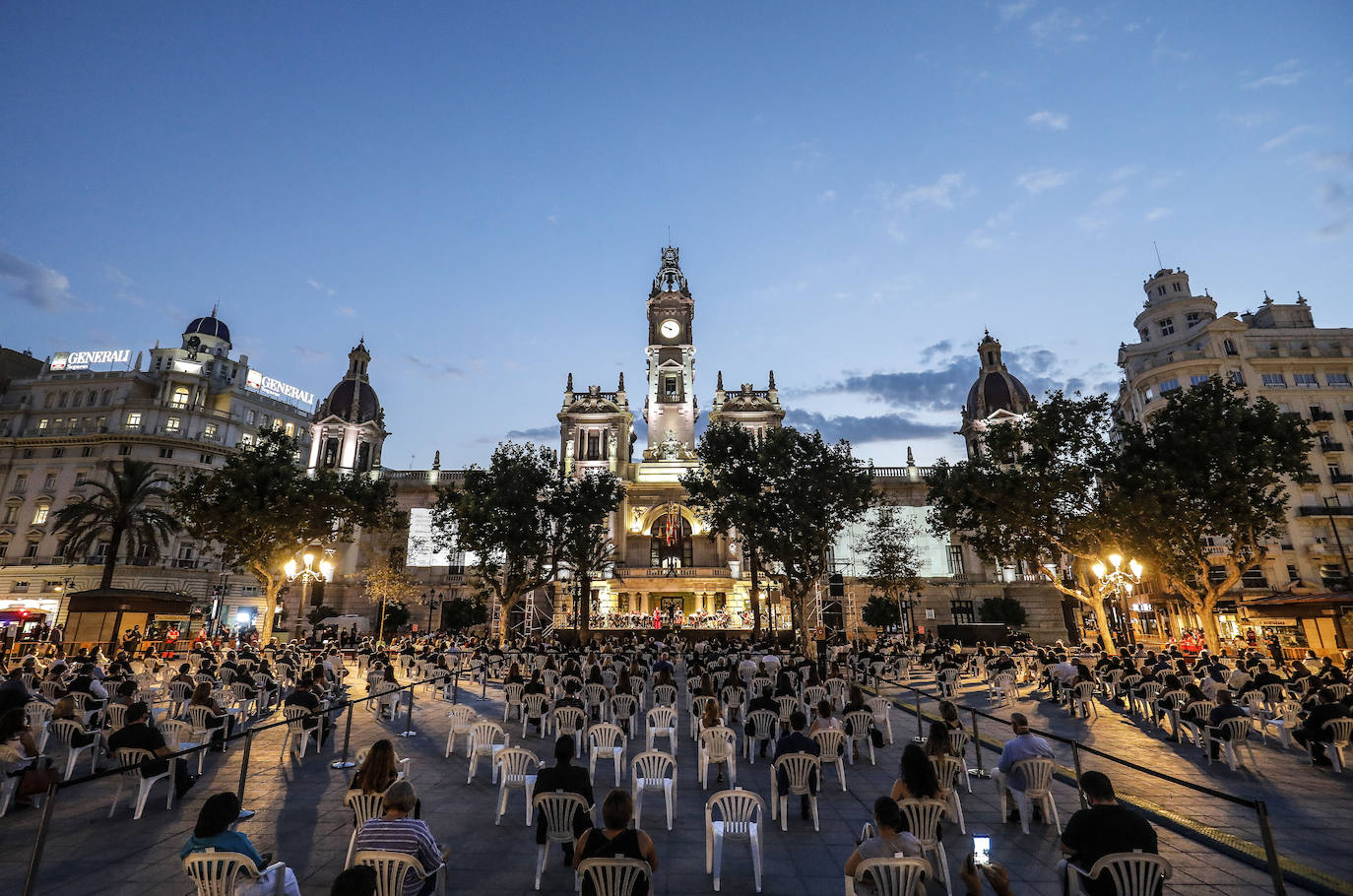 La plaza del Ayuntamiento acoge un acto de poesía, música y pólvora para recordar a los fallecidos por el coronavirus