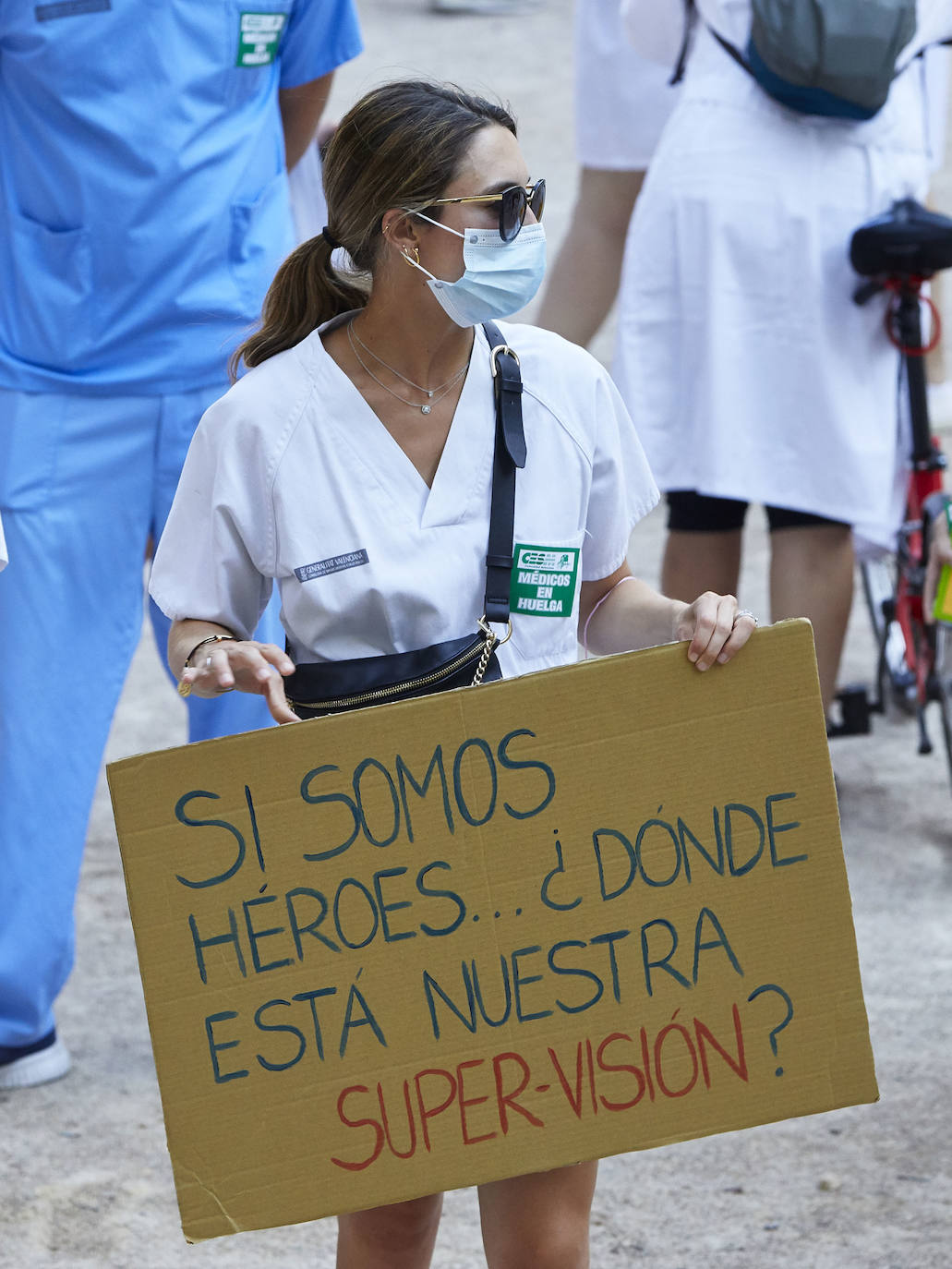 El colectivo pide una mejora de condiciones laborales en una marcha que ha terminado frente al Palau de la Generalitat.