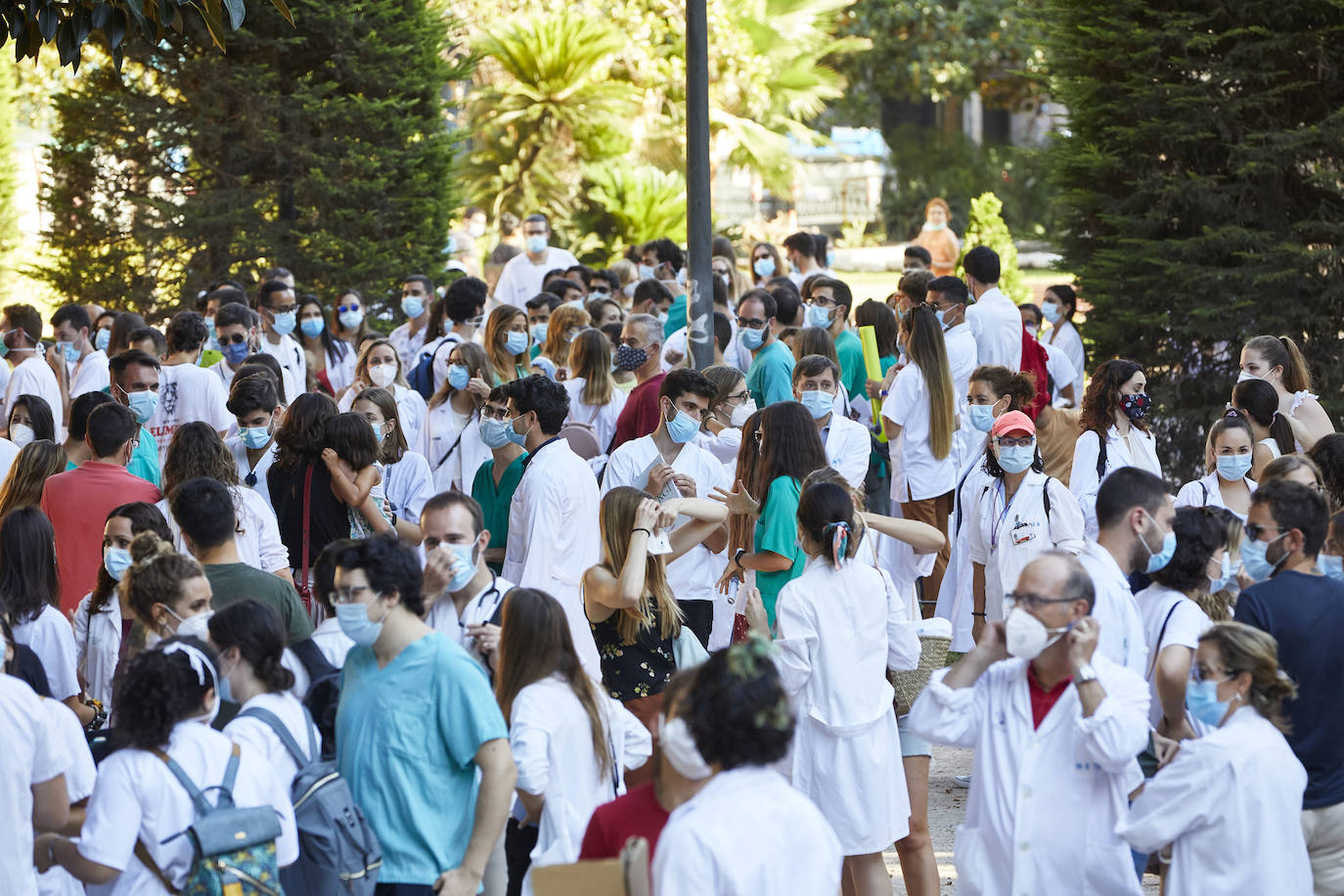 El colectivo pide una mejora de condiciones laborales en una marcha que ha terminado frente al Palau de la Generalitat.