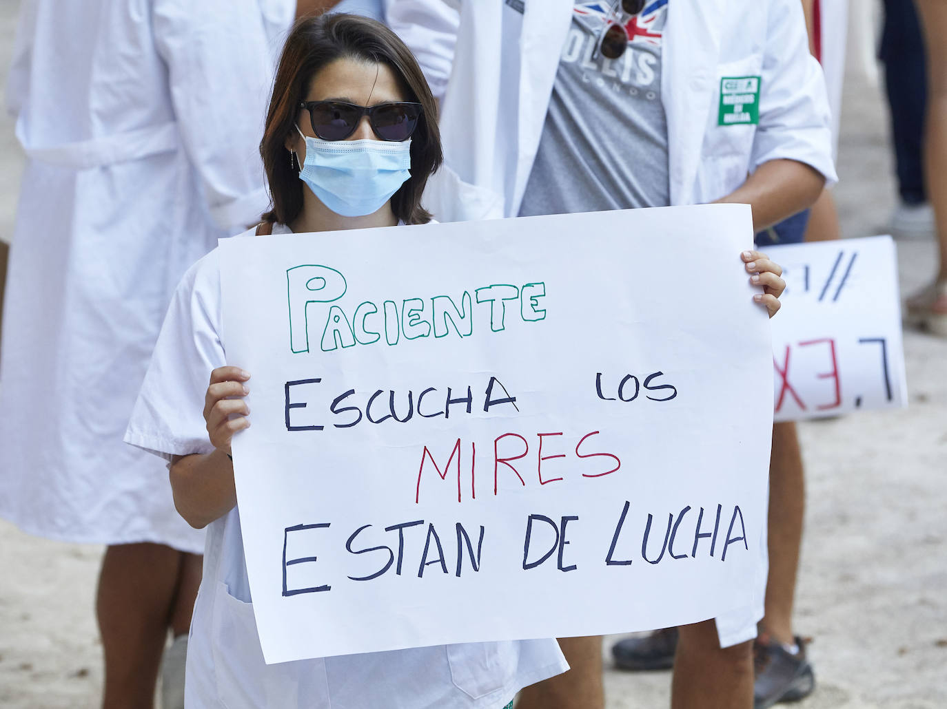 El colectivo pide una mejora de condiciones laborales en una marcha que ha terminado frente al Palau de la Generalitat.