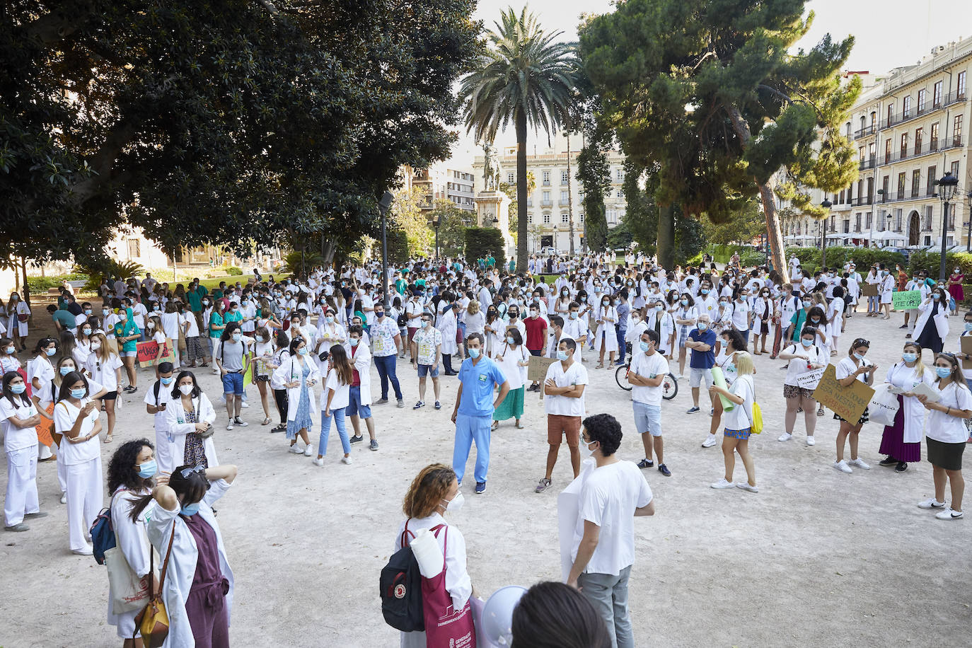 El colectivo pide una mejora de condiciones laborales en una marcha que ha terminado frente al Palau de la Generalitat.