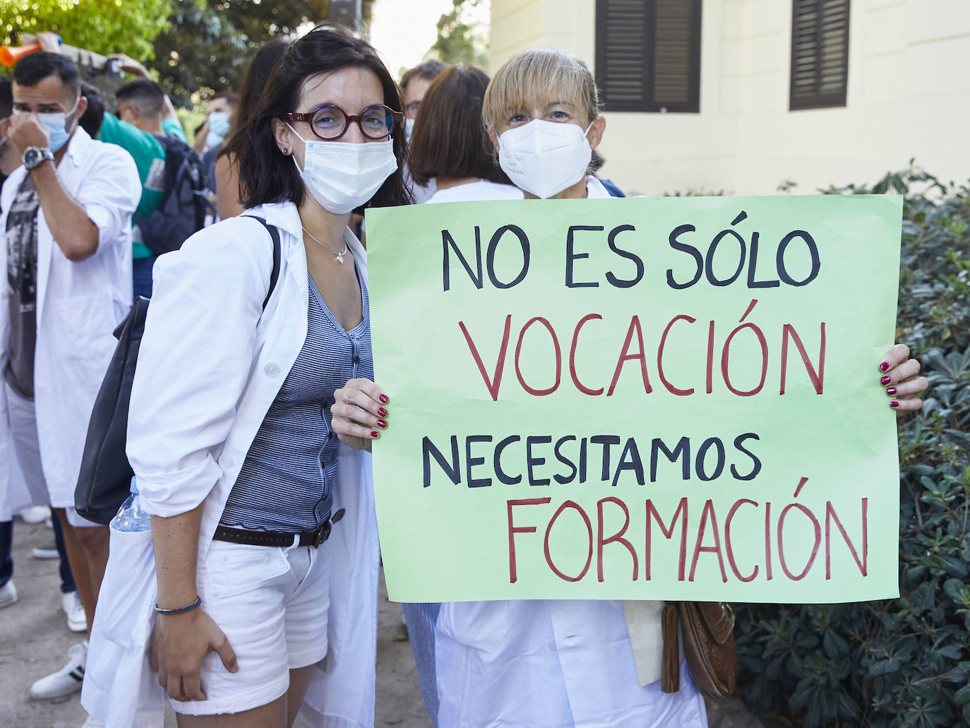 El colectivo pide una mejora de condiciones laborales en una marcha que ha terminado frente al Palau de la Generalitat.