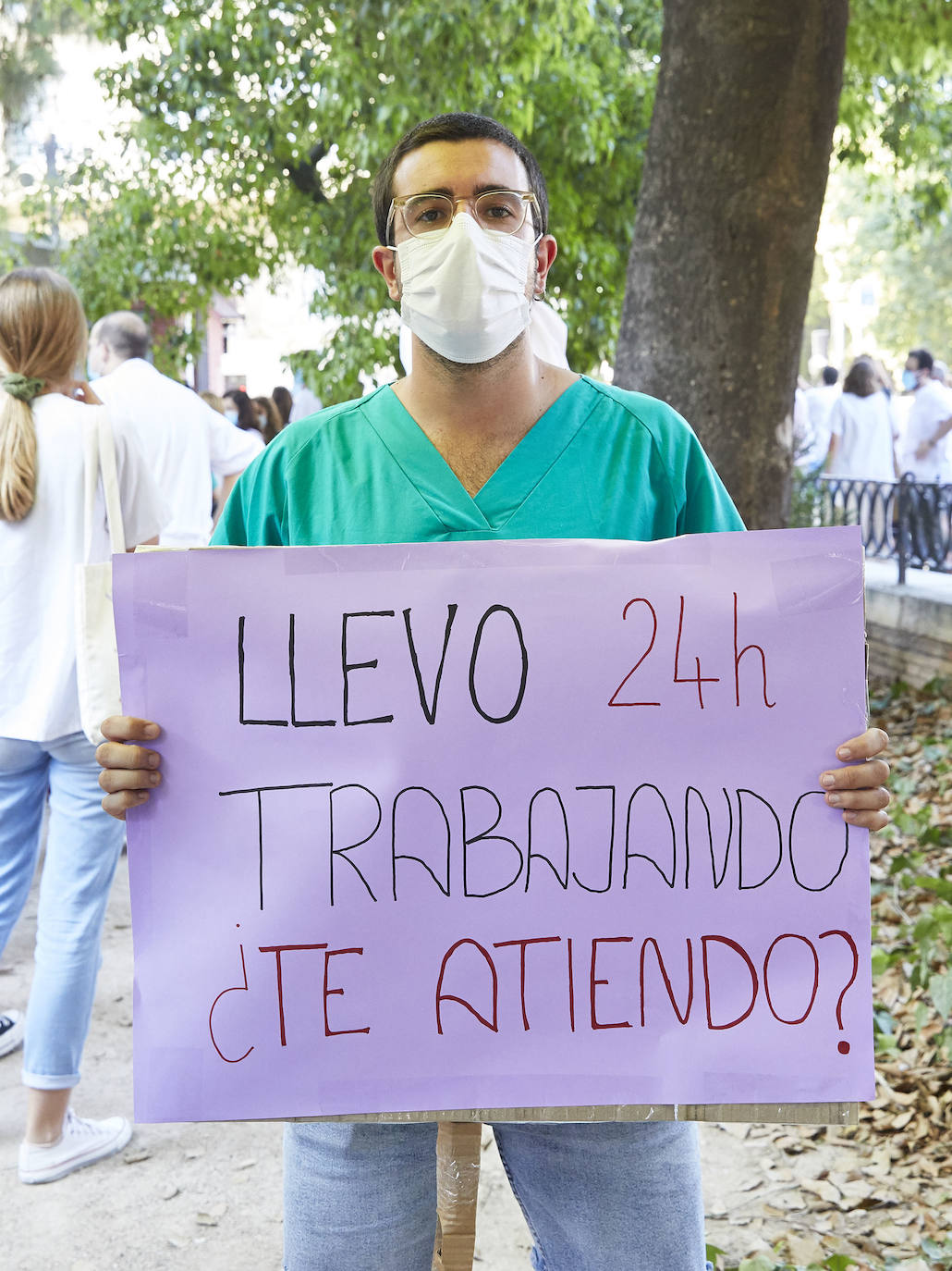 El colectivo pide una mejora de condiciones laborales en una marcha que ha terminado frente al Palau de la Generalitat.