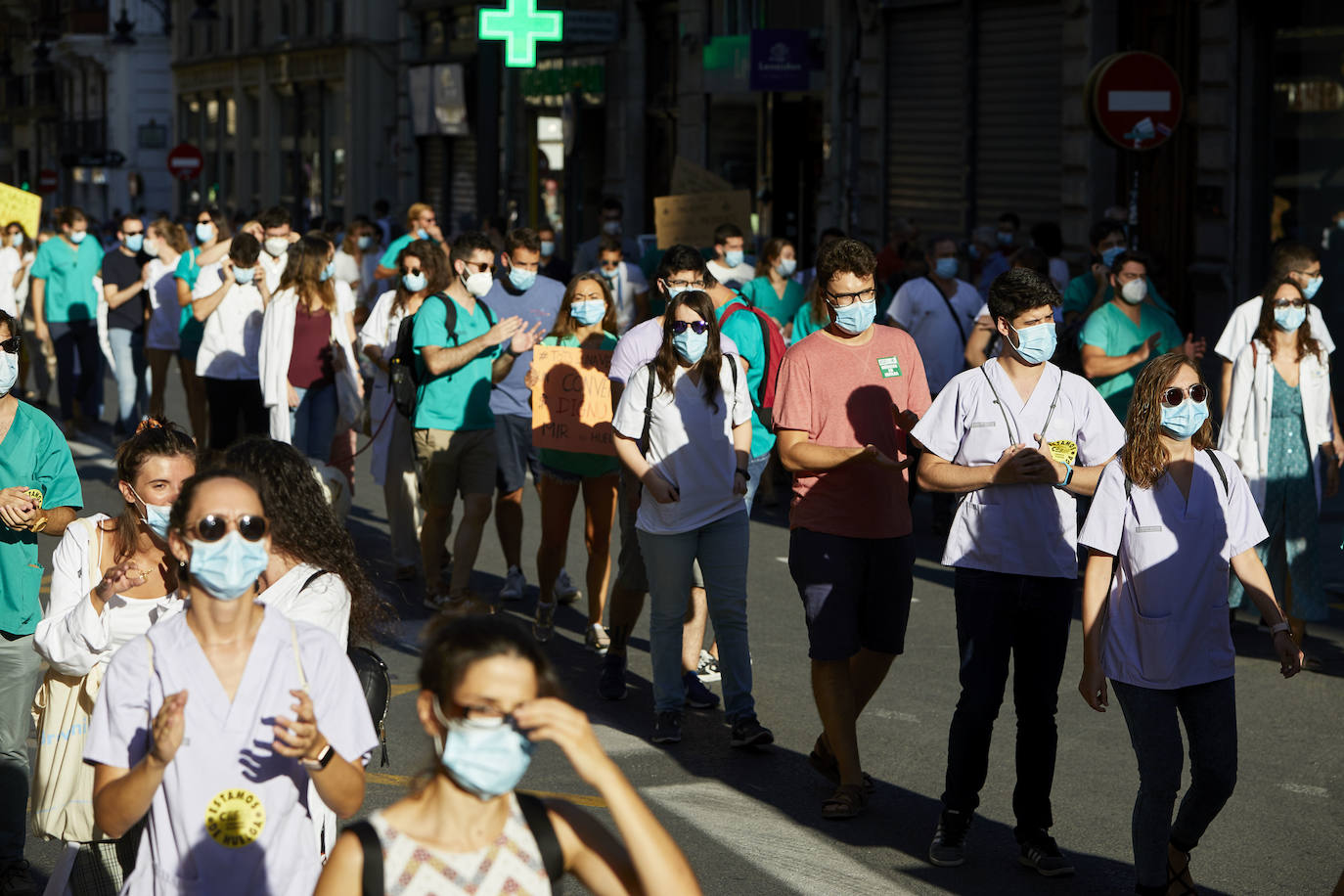 El colectivo pide una mejora de condiciones laborales en una marcha que ha terminado frente al Palau de la Generalitat.