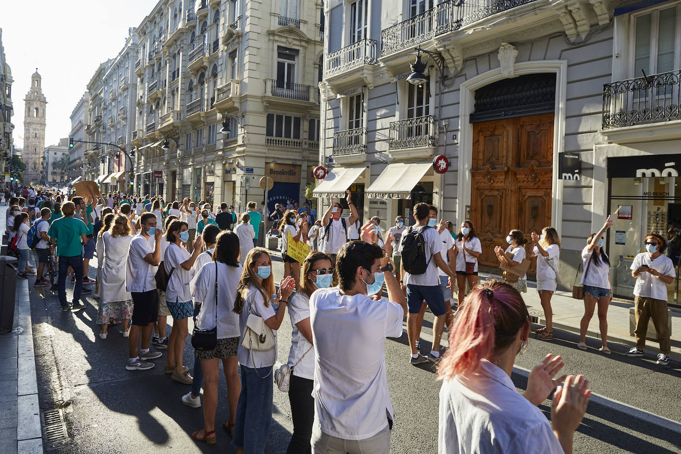 El colectivo pide una mejora de condiciones laborales en una marcha que ha terminado frente al Palau de la Generalitat.