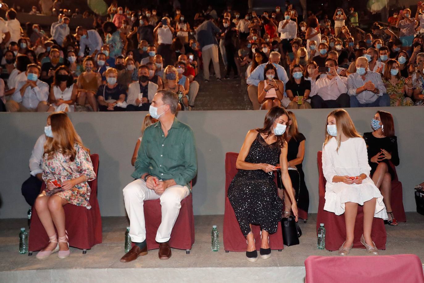 Los reyes y sus hijas han protagonizado este miércoles una visita a Mérida durante la que han asistido a la apertura del Festival de Teatro Clásico de esta ciudad y que ha servido para expresar su apoyo al turismo cultural y el teatro ante las dificultades que atraviesan por la pandemia de coronavirus. Esta visita forma parte de la gira autonómica que están realizando Felipe VI y doña Letizia tras levantarse el estado de alarma para mostrar su respaldo a instituciones y colectivos ante la situación a la que han tenido que hacer frente por la COVID-19.