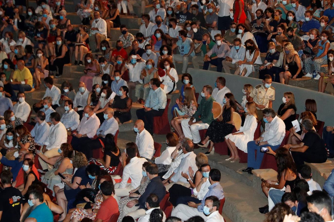 Los reyes y sus hijas han protagonizado este miércoles una visita a Mérida durante la que han asistido a la apertura del Festival de Teatro Clásico de esta ciudad y que ha servido para expresar su apoyo al turismo cultural y el teatro ante las dificultades que atraviesan por la pandemia de coronavirus. Esta visita forma parte de la gira autonómica que están realizando Felipe VI y doña Letizia tras levantarse el estado de alarma para mostrar su respaldo a instituciones y colectivos ante la situación a la que han tenido que hacer frente por la COVID-19.