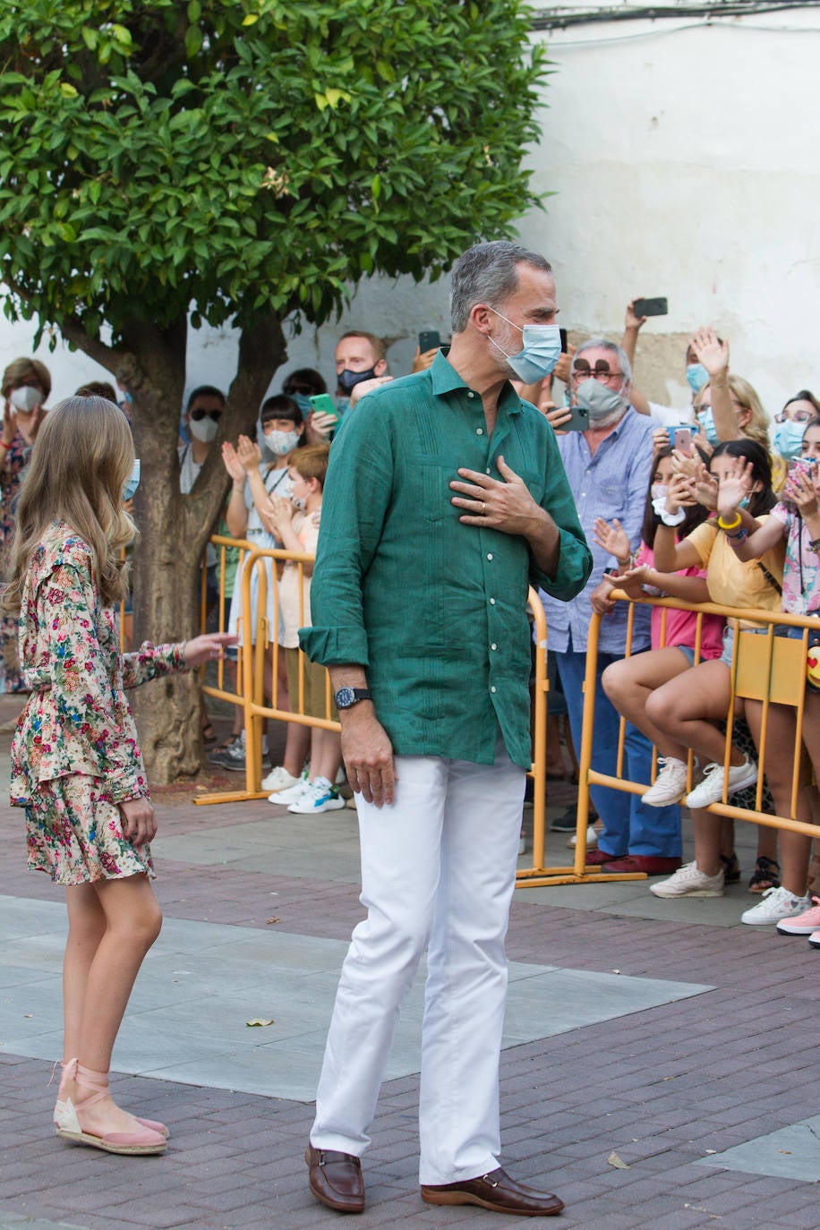 Los reyes y sus hijas han protagonizado este miércoles una visita a Mérida durante la que han asistido a la apertura del Festival de Teatro Clásico de esta ciudad y que ha servido para expresar su apoyo al turismo cultural y el teatro ante las dificultades que atraviesan por la pandemia de coronavirus. Esta visita forma parte de la gira autonómica que están realizando Felipe VI y doña Letizia tras levantarse el estado de alarma para mostrar su respaldo a instituciones y colectivos ante la situación a la que han tenido que hacer frente por la COVID-19.