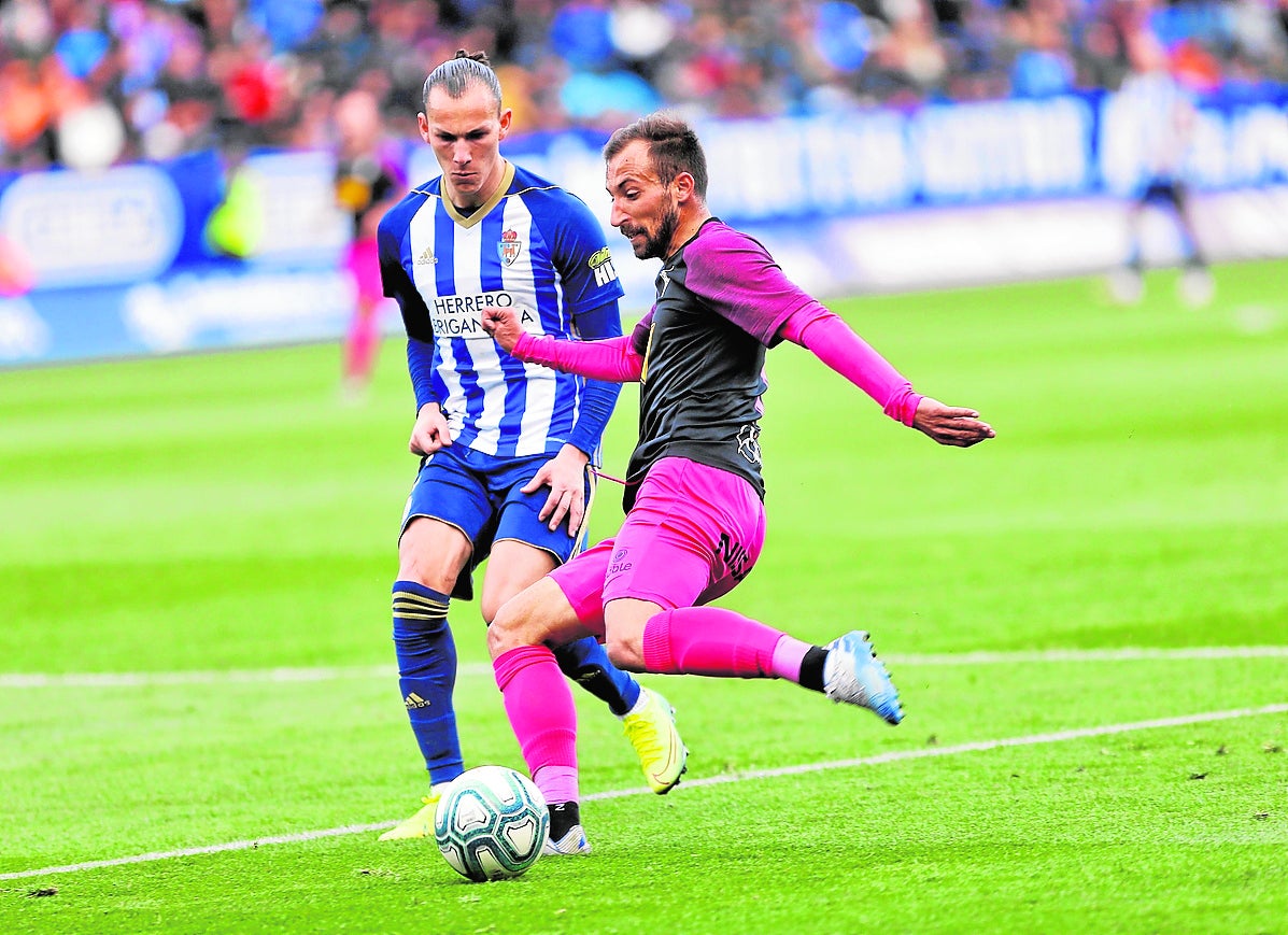 Son presiona durante un partido entre la Ponferradina y el Sporting de Gijón.