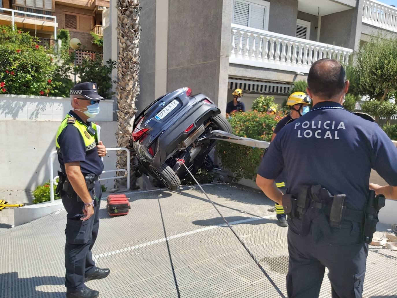 Un coche queda colgado en una urbanización de Alicante tras un fallo del conductor