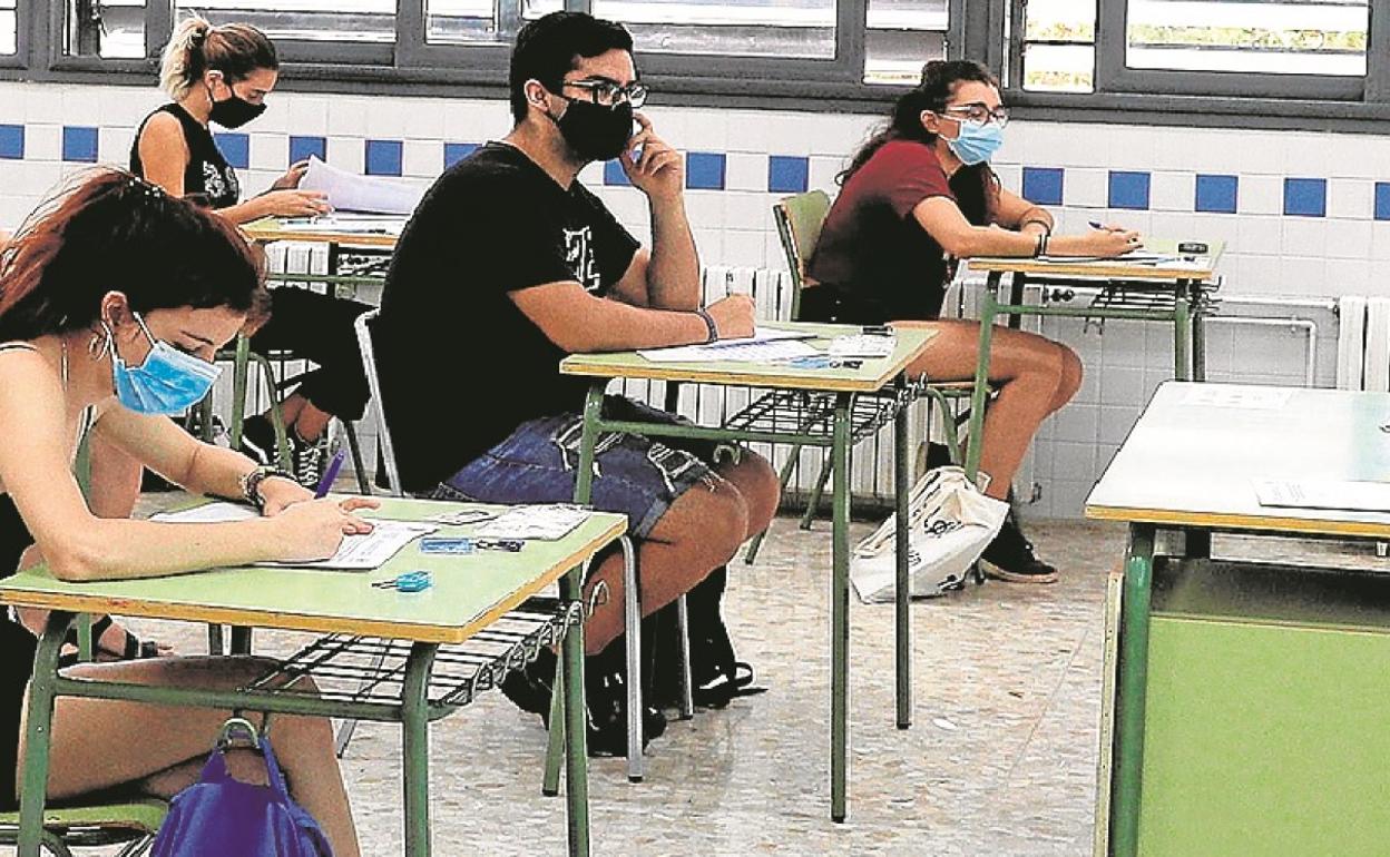 Estudiantes valencianos, durante la PAU. 