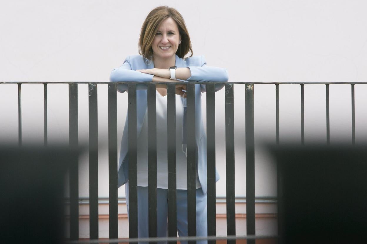 La presidenta del PP de la ciudad de Valencia, María José Catalá, en la terraza del Ayuntamiento. damián torres