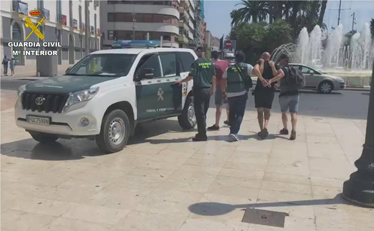 Los agentes detienen a uno de los implicados en la céntrica Plaza del Mar de Alicante. 