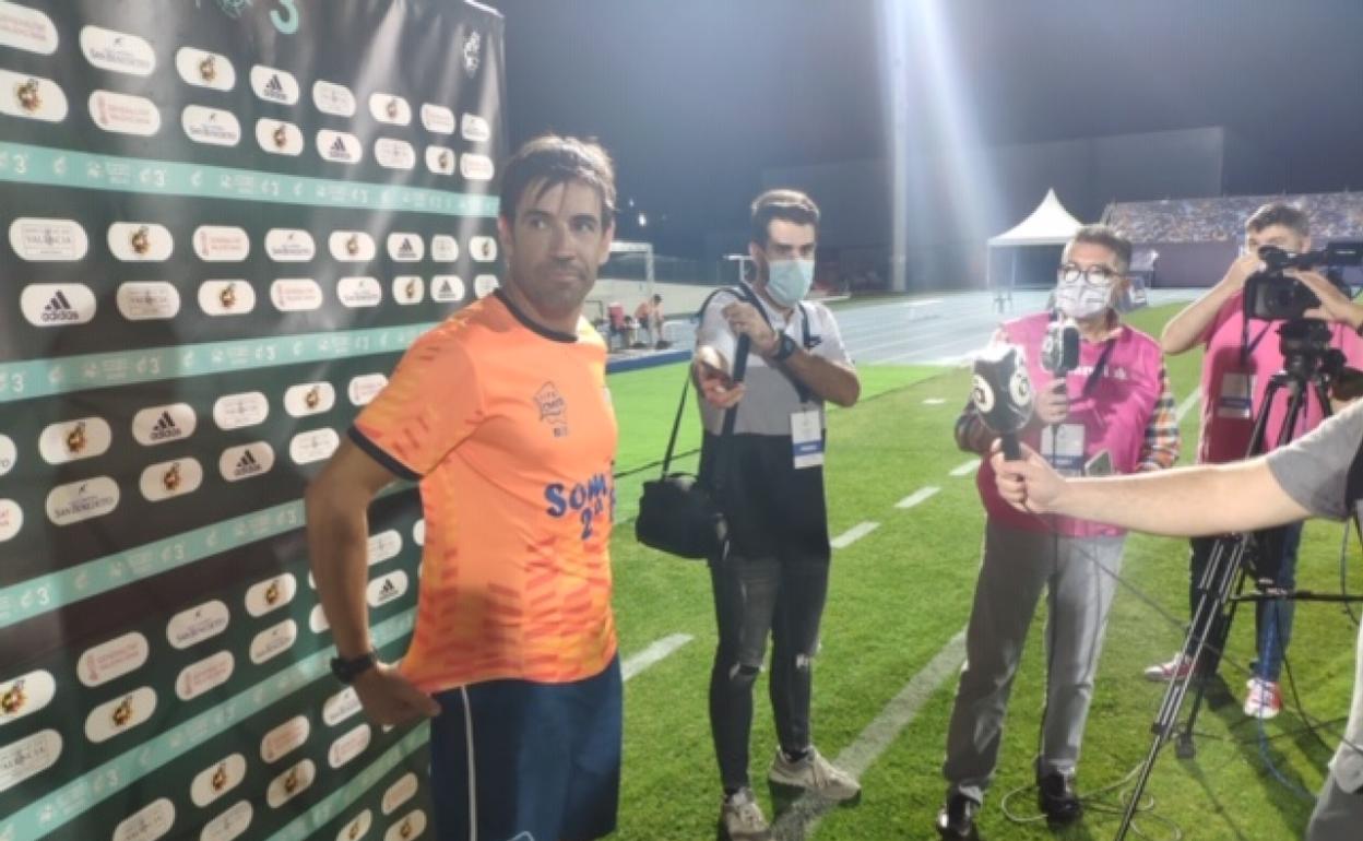 David Albelda, entrenador del Atzeneta, atiende a los medios tras lograr el ascenso en La Nucía. 