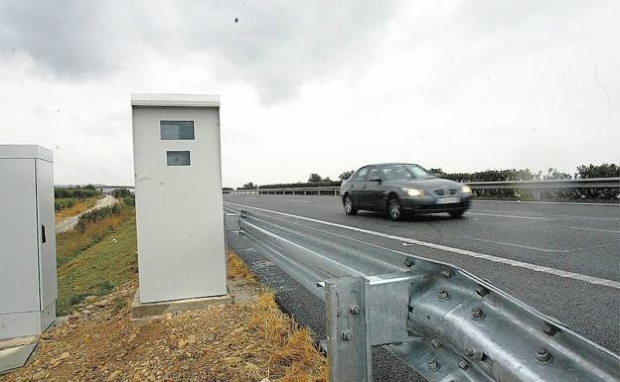 DGT radares | La DGT prueba un potente radar que multa a más de un kilómetro de distancia