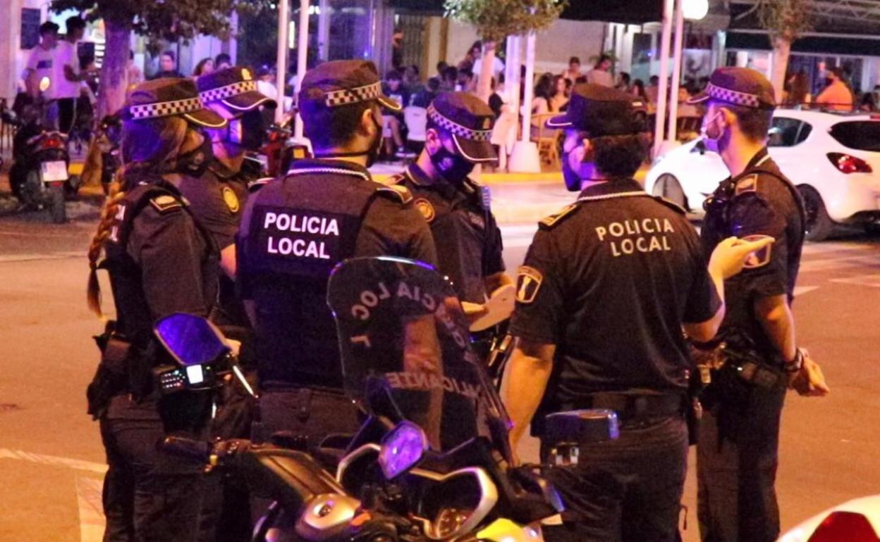 Varios agentes de la Policía Local vigilan una zona de ocio de Alicante este fin de semana. 