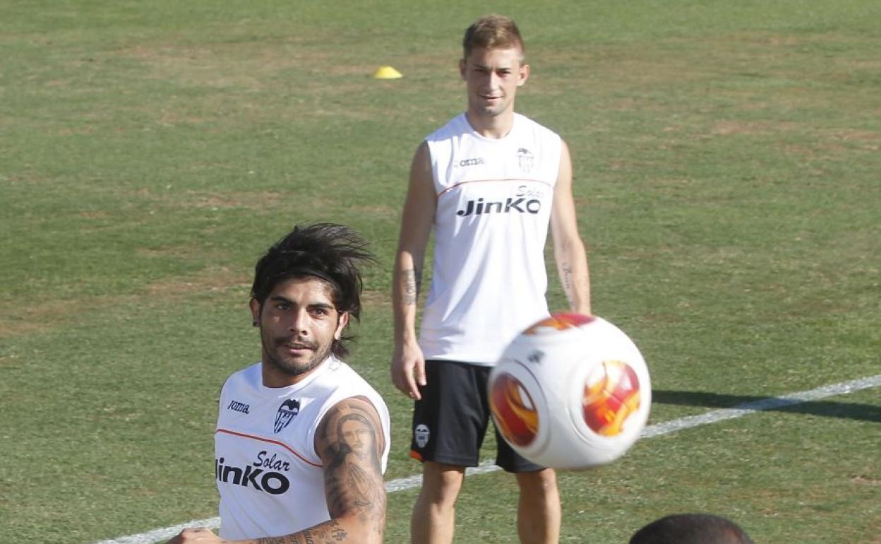 Fede Cartabia y Éver Banega, durante un entrenamiento con el Valencia en al temporada 2013.