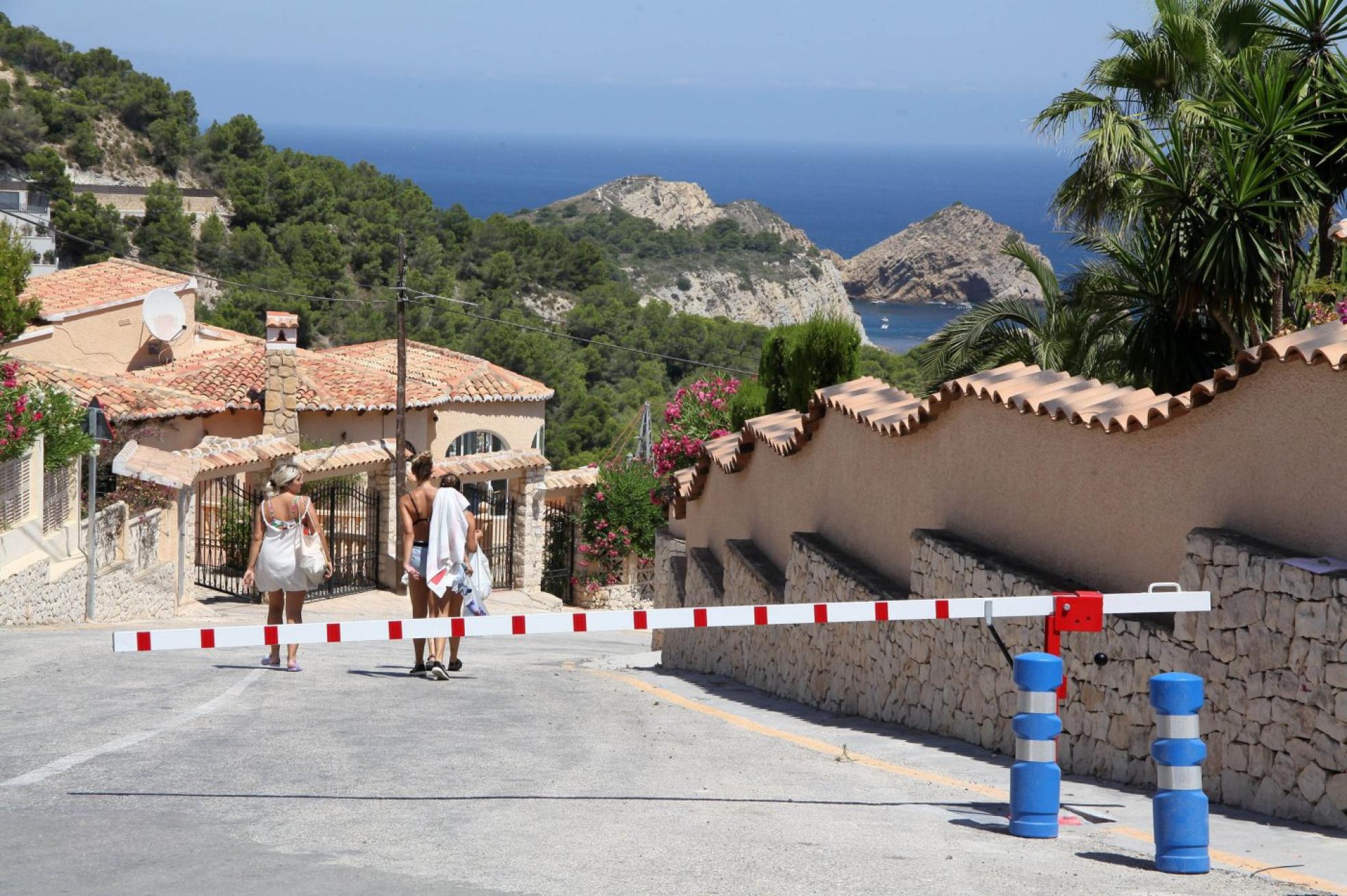  Tres jóvenes  caminan por el acceso a la cala del Portitxol de Xàbia. Tino calvo