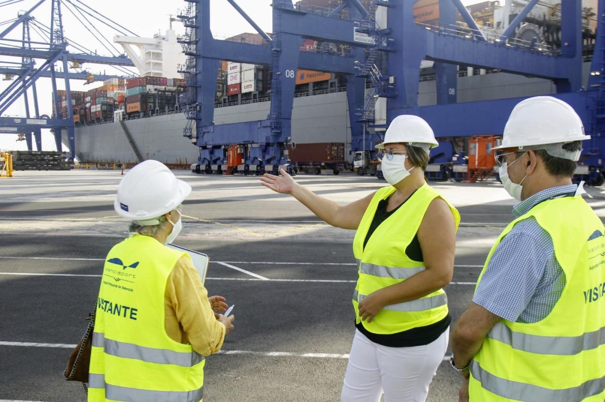 Responsables de la conselleria, en el puerto, recibiendo el material. lp