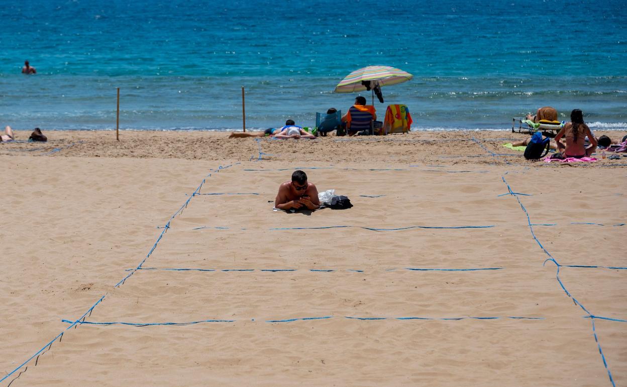 Zonas acotadas en la playa de Poniente de Benidorm. 