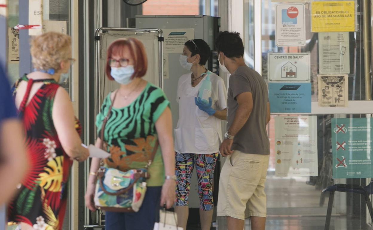 Usuarios de un centro de salud valenciano.