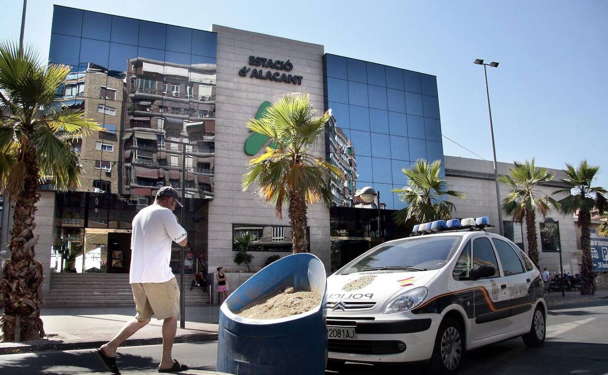 Una patrulla de la Policía Nacional custodia el acceso principal de la estación de Alicante. 