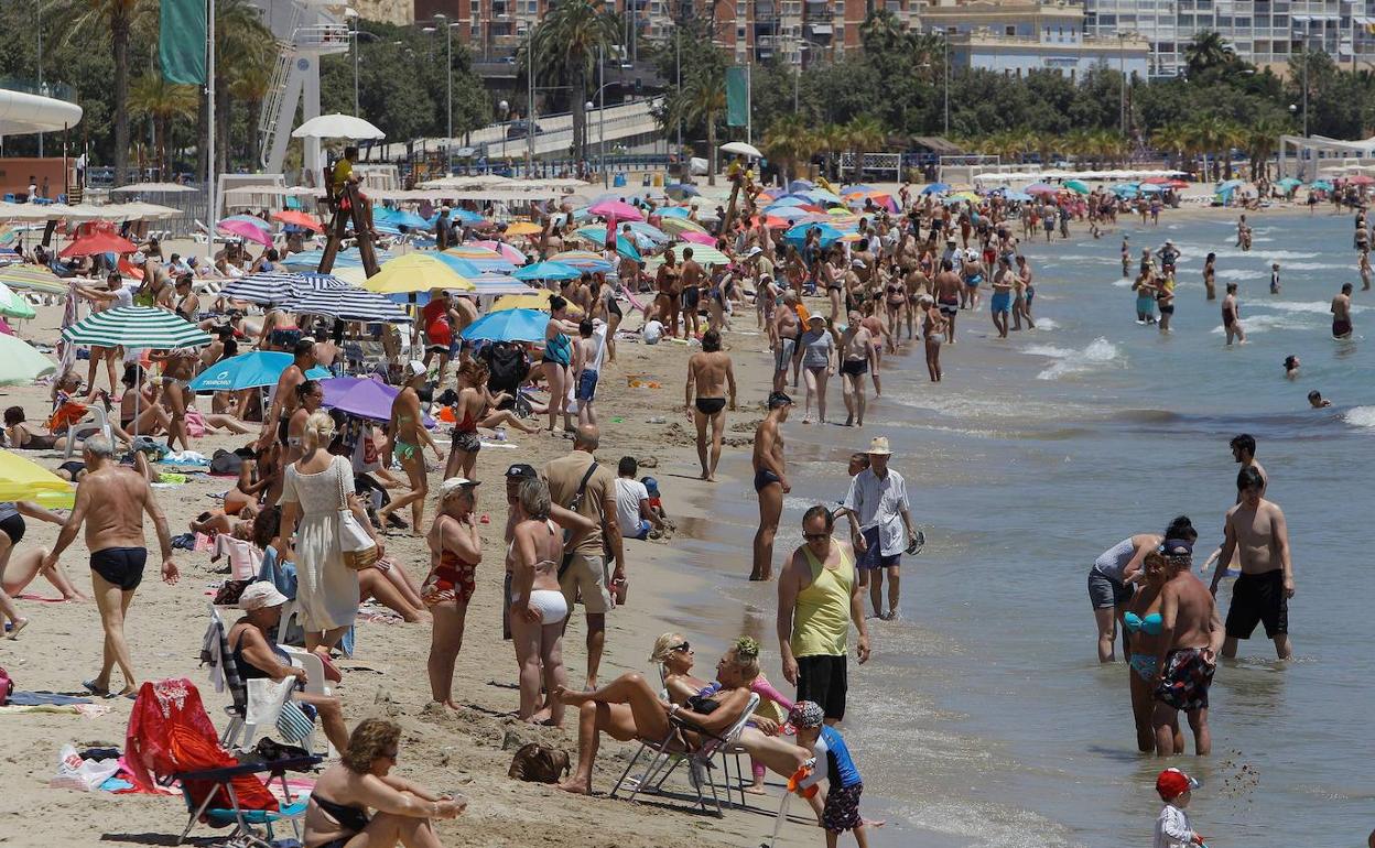 Imagen de la playa de El Postiguet de Alicante. 