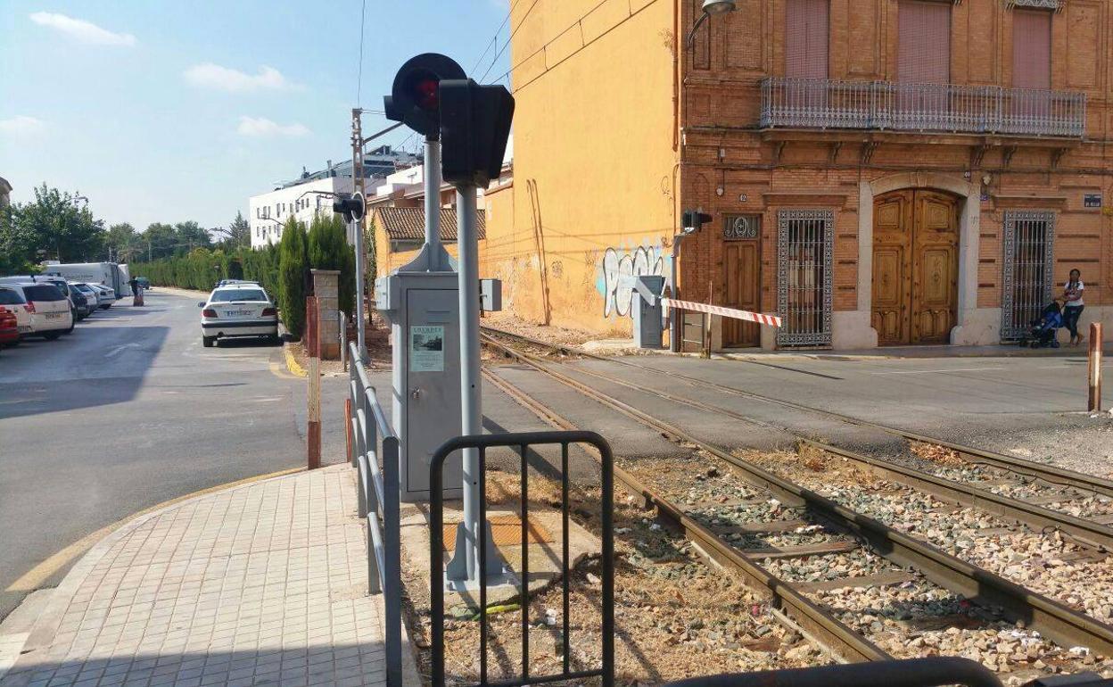 Uno de los pasos a nivel que separan el núcleo urbano del municipio. 