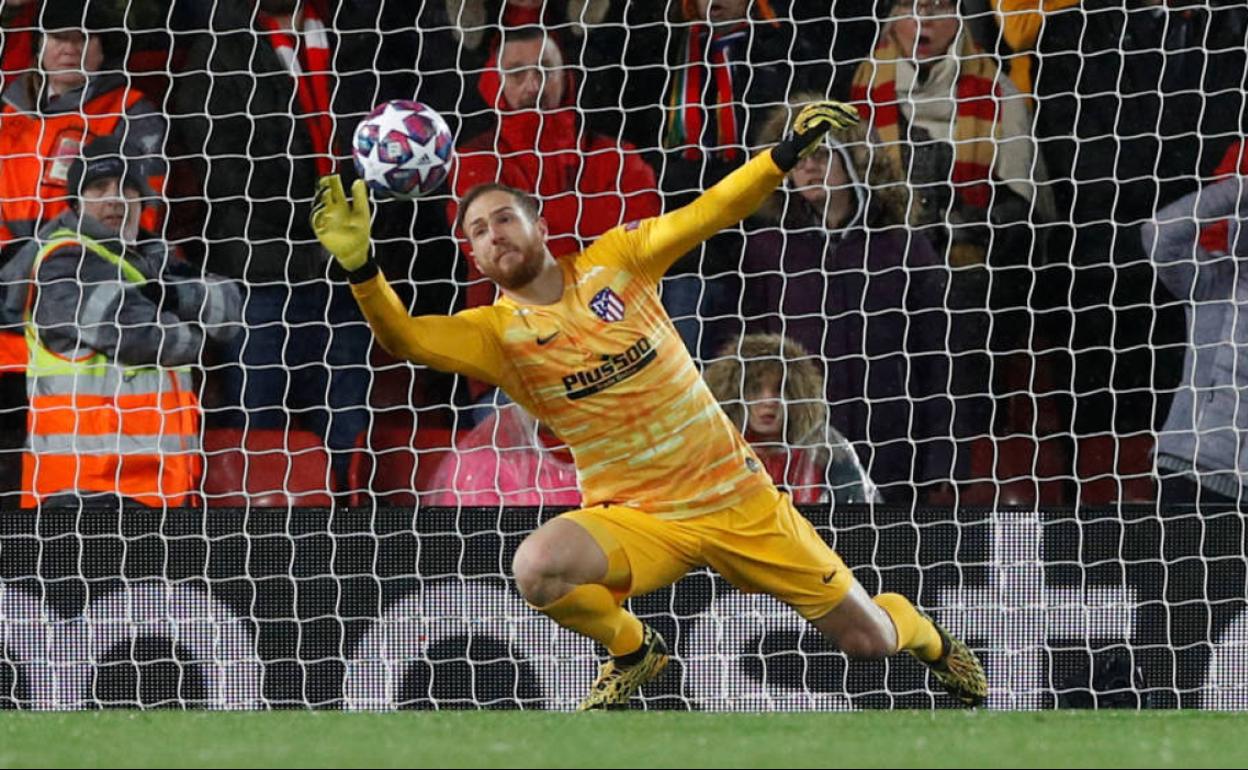 Jan Oblak, en una de sus paradas de la noche mágica del Atlético en Anfield. 