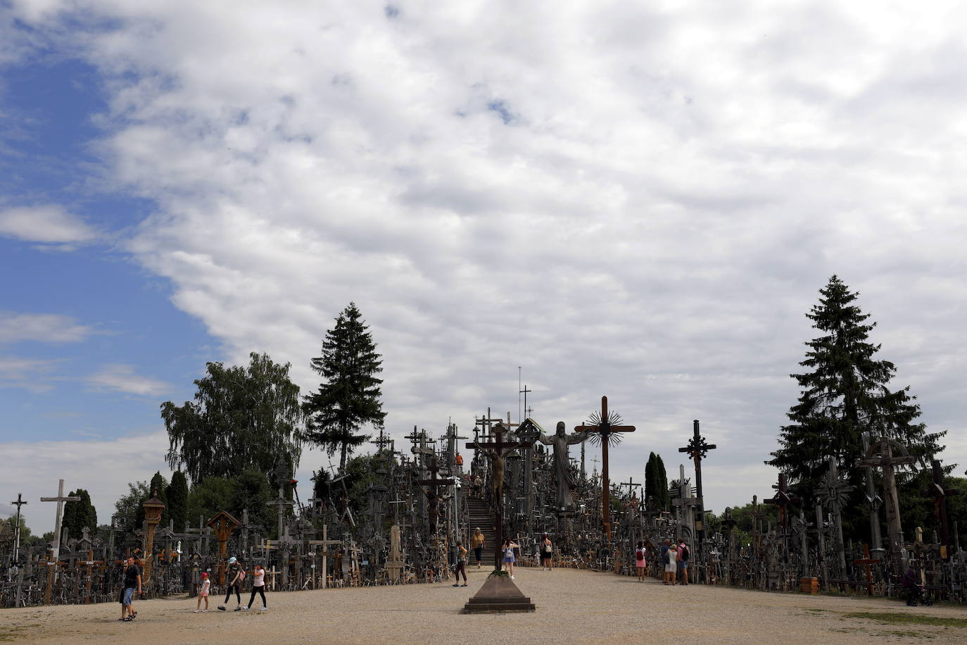 Situada en Lituania, a 12 kilómetros de la ciudad de Šiauliai, la Colina de las Cruces es uno de los lugares más populares del país y también de los más siniestros del mundo. Este santuario cuenta con miles de cruces puestas a lo largo de los años por católicos lituanos. La leyenda popular data la aparición de los crucifijos entre 1831 y 1863, tras dos rebeliones fallidas contra los zares de Rusia. Los familiares de las víctimas pusieron una cruz por cada uno de los caídos, pero con el tiempo estos objetos fueron multiplicándose hasta convertir el lugar en la impactante cumbre que es actualmente. 
