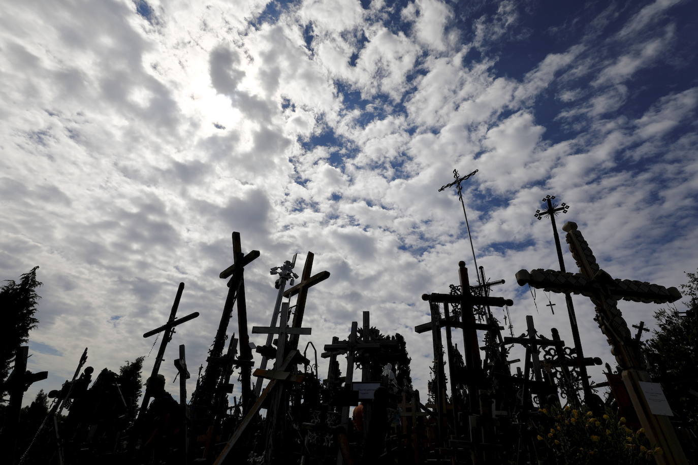 Situada en Lituania, a 12 kilómetros de la ciudad de Šiauliai, la Colina de las Cruces es uno de los lugares más populares del país y también de los más siniestros del mundo. Este santuario cuenta con miles de cruces puestas a lo largo de los años por católicos lituanos. La leyenda popular data la aparición de los crucifijos entre 1831 y 1863, tras dos rebeliones fallidas contra los zares de Rusia. Los familiares de las víctimas pusieron una cruz por cada uno de los caídos, pero con el tiempo estos objetos fueron multiplicándose hasta convertir el lugar en la impactante cumbre que es actualmente. 
