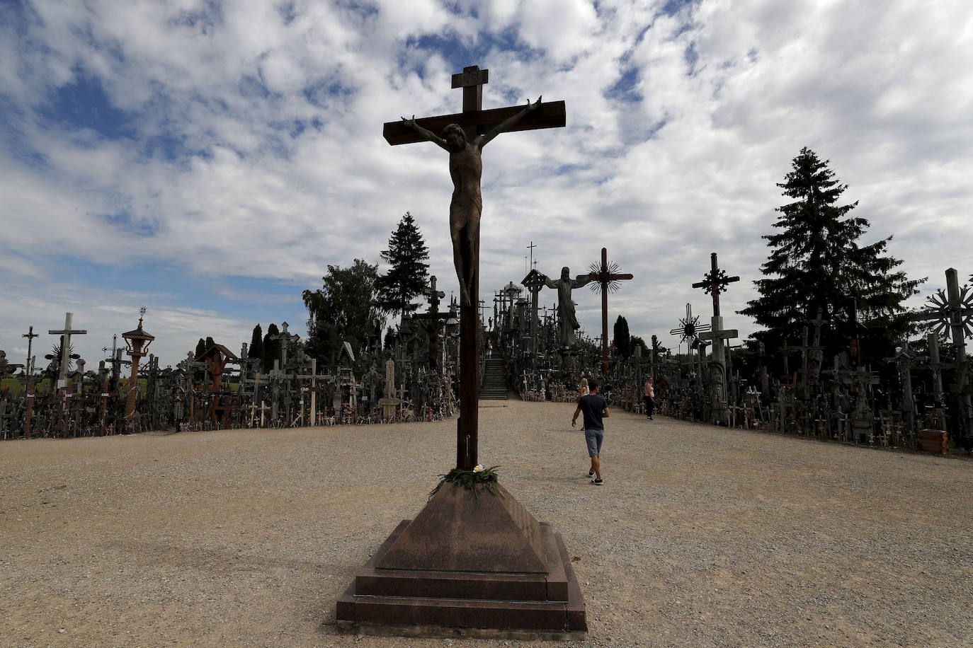 Situada en Lituania, a 12 kilómetros de la ciudad de Šiauliai, la Colina de las Cruces es uno de los lugares más populares del país y también de los más siniestros del mundo. Este santuario cuenta con miles de cruces puestas a lo largo de los años por católicos lituanos. La leyenda popular data la aparición de los crucifijos entre 1831 y 1863, tras dos rebeliones fallidas contra los zares de Rusia. Los familiares de las víctimas pusieron una cruz por cada uno de los caídos, pero con el tiempo estos objetos fueron multiplicándose hasta convertir el lugar en la impactante cumbre que es actualmente. 