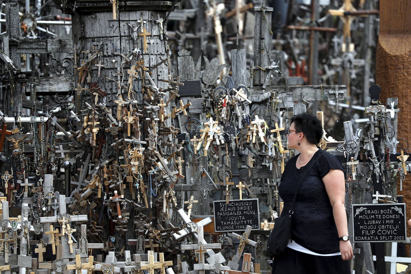 Situada en Lituania, a 12 kilómetros de la ciudad de Šiauliai, la Colina de las Cruces es uno de los lugares más populares del país y también de los más siniestros del mundo. Este santuario cuenta con miles de cruces puestas a lo largo de los años por católicos lituanos. La leyenda popular data la aparición de los crucifijos entre 1831 y 1863, tras dos rebeliones fallidas contra los zares de Rusia. Los familiares de las víctimas pusieron una cruz por cada uno de los caídos, pero con el tiempo estos objetos fueron multiplicándose hasta convertir el lugar en la impactante cumbre que es actualmente. 