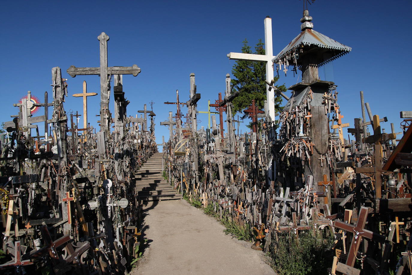 Situada en Lituania, a 12 kilómetros de la ciudad de Šiauliai, la Colina de las Cruces es uno de los lugares más populares del país y también de los más siniestros del mundo. Este santuario cuenta con miles de cruces puestas a lo largo de los años por católicos lituanos. La leyenda popular data la aparición de los crucifijos entre 1831 y 1863, tras dos rebeliones fallidas contra los zares de Rusia. Los familiares de las víctimas pusieron una cruz por cada uno de los caídos, pero con el tiempo estos objetos fueron multiplicándose hasta convertir el lugar en la impactante cumbre que es actualmente. 