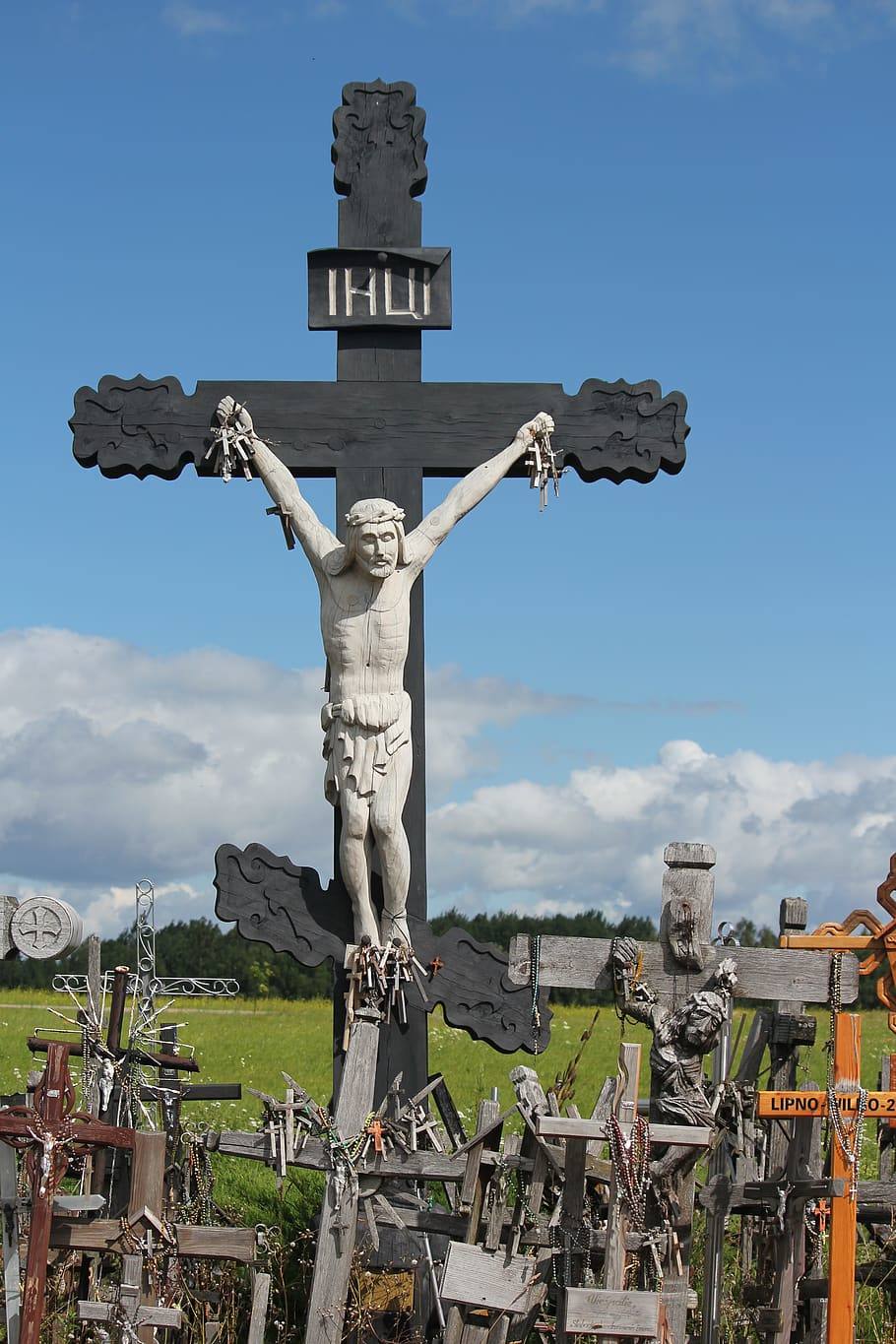 Situada en Lituania, a 12 kilómetros de la ciudad de Šiauliai, la Colina de las Cruces es uno de los lugares más populares del país y también de los más siniestros del mundo. Este santuario cuenta con miles de cruces puestas a lo largo de los años por católicos lituanos. La leyenda popular data la aparición de los crucifijos entre 1831 y 1863, tras dos rebeliones fallidas contra los zares de Rusia. Los familiares de las víctimas pusieron una cruz por cada uno de los caídos, pero con el tiempo estos objetos fueron multiplicándose hasta convertir el lugar en la impactante cumbre que es actualmente. 