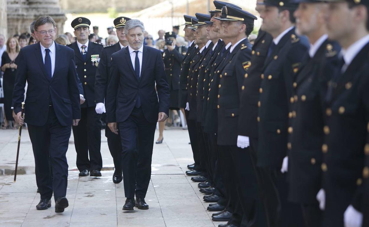 El presidente Ximo Puig pasa revista junto al ministro Grande-Marlaska el día en que se firmó el convenio de los 500 policías autonómicos. 