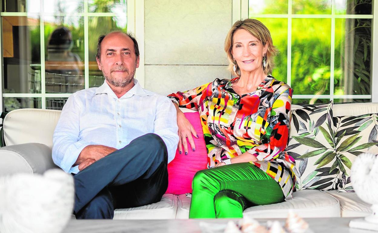 Enrique Gastaldi y su mujer, Pepa Llorens, en el porche de su casa.