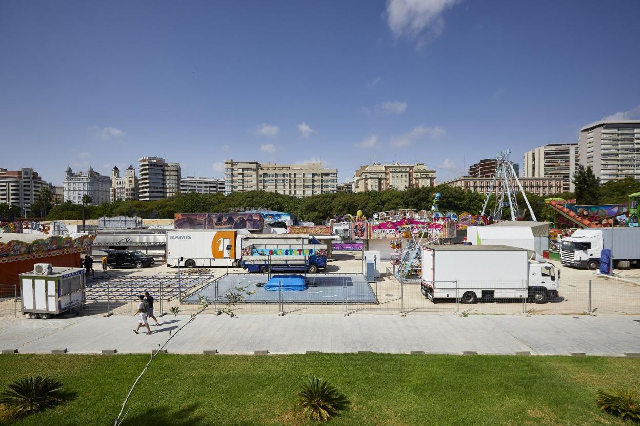 Operarios de la feria montan las atracciones en la explanada del Turia, ayer. iván arlandis