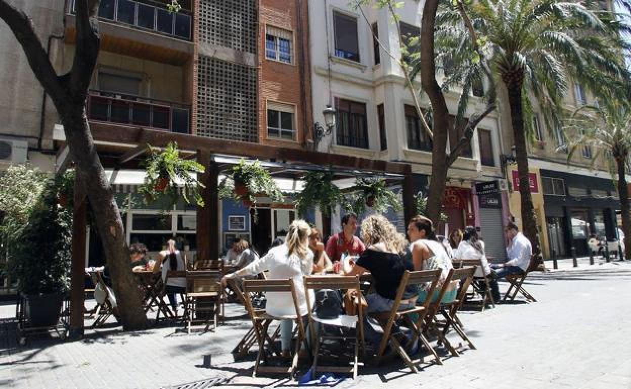 Clientes en la terraza de un bar en Ruzafa.