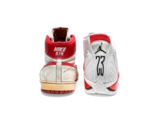 Christie's subasta en Nueva York un total de 11 inusuales pares de zapatillas fabricadas por Nike para Michael Jordan, la mayoría usadas y firmadas por el as del básket, incluido un par que podría alcanzar hasta 850.000 dólares y batir el récord para un calzado deportivo.