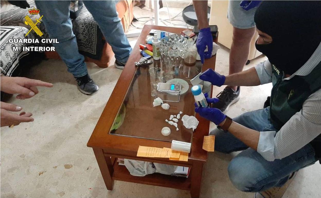 Los agentes se aprehendieron durante el registro 13 gramos de cocaína, 4.605 euros y 3 teléfonos móviles. 