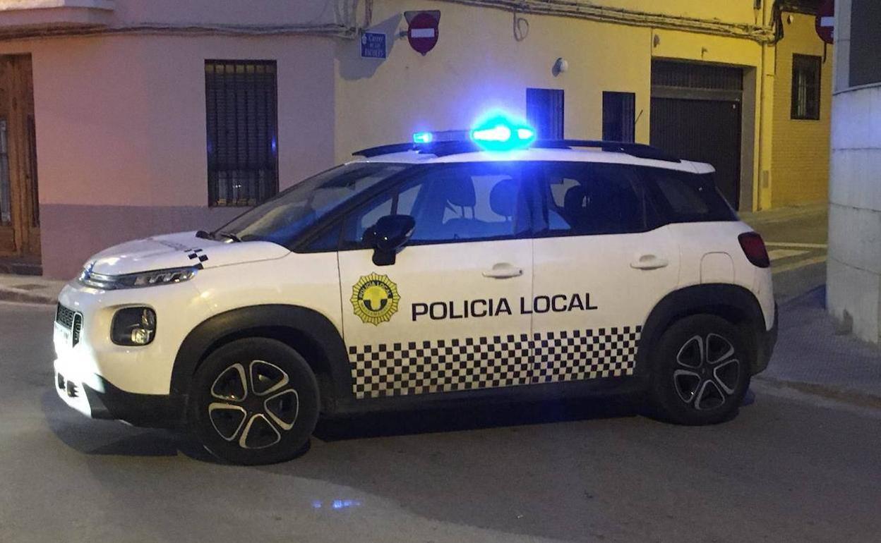 Uno de los vehículos policiales. 