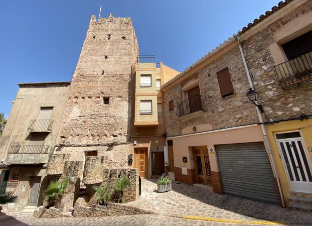 Torre del Señor y casas que ocupan la distribución de la antigua casa-palacio.