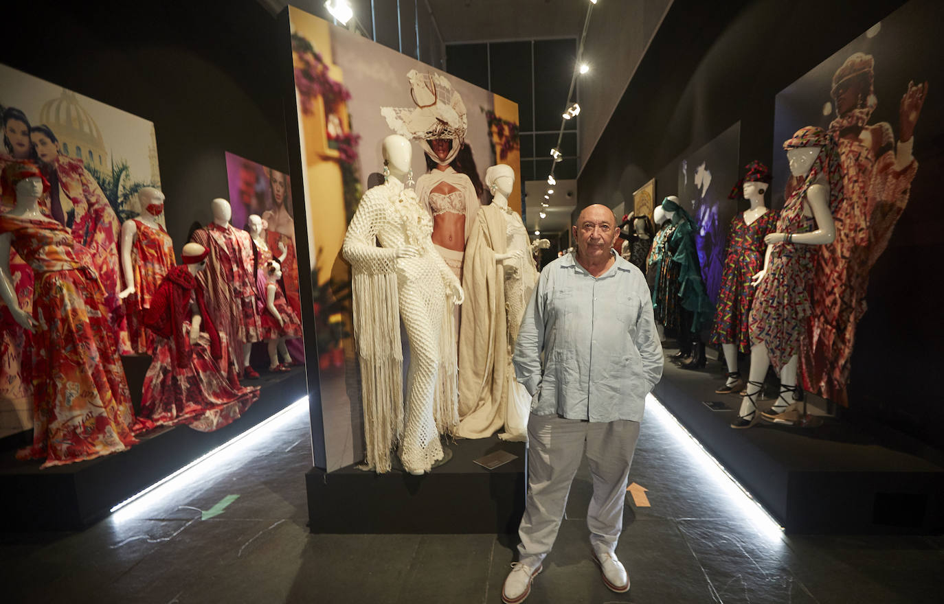 El modisto celebra medio siglo de carrera con una exposición que recorre sus vestidos más icónicos | La muestra, que reivindica la modernidad del diseñador valenciano, exhibe las creaciones para el cine de Almodóvar y las fotografías de Helmut Newton